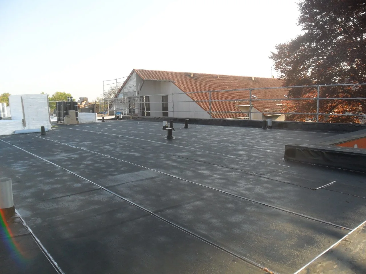 Professionell abgedichtetes Flachdach