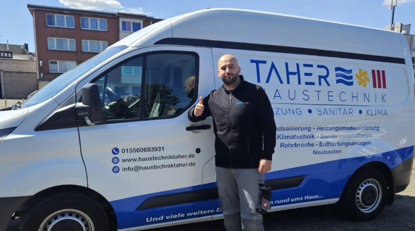 Fahrzeug von Haustechnik Taher mit Ansprechpartner vor Ort