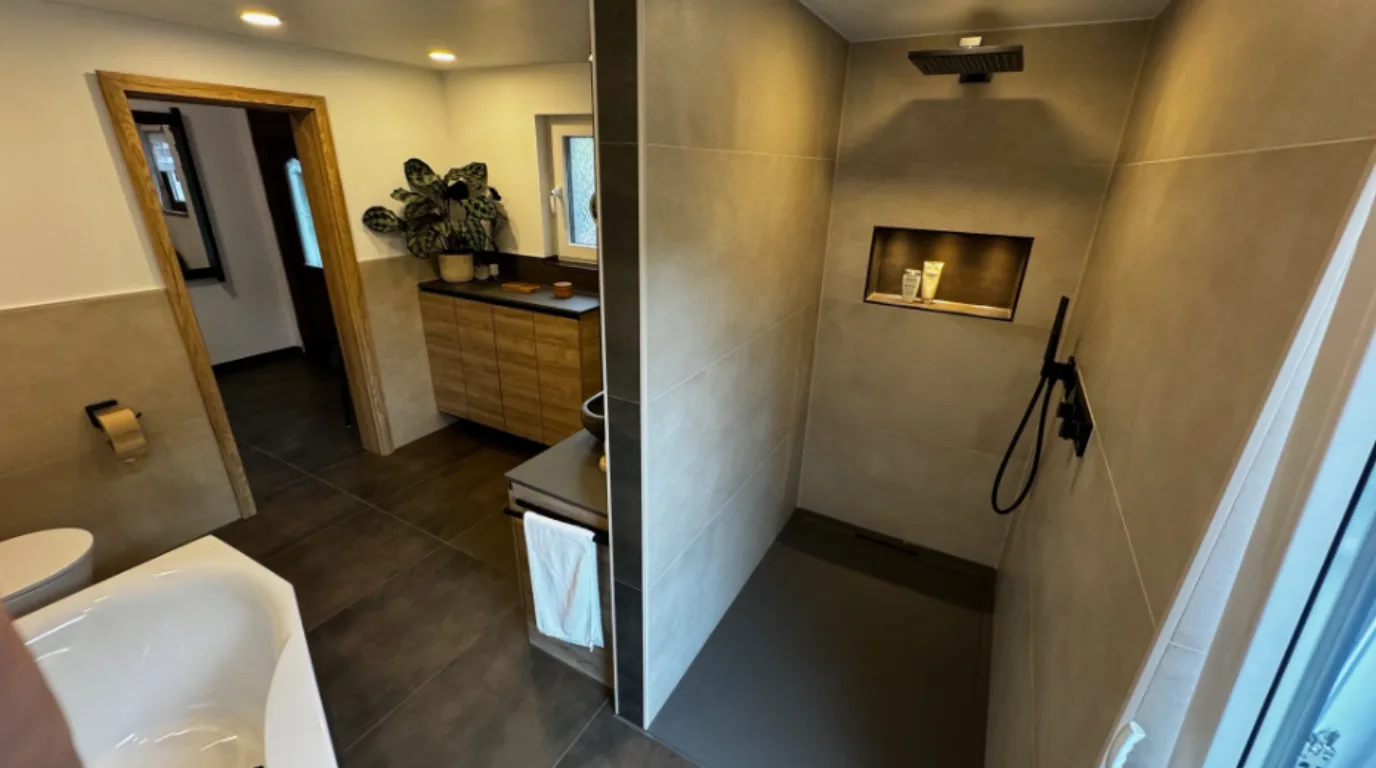 Echte Scheelen-Badsanierung mit bodengleicher Dusche