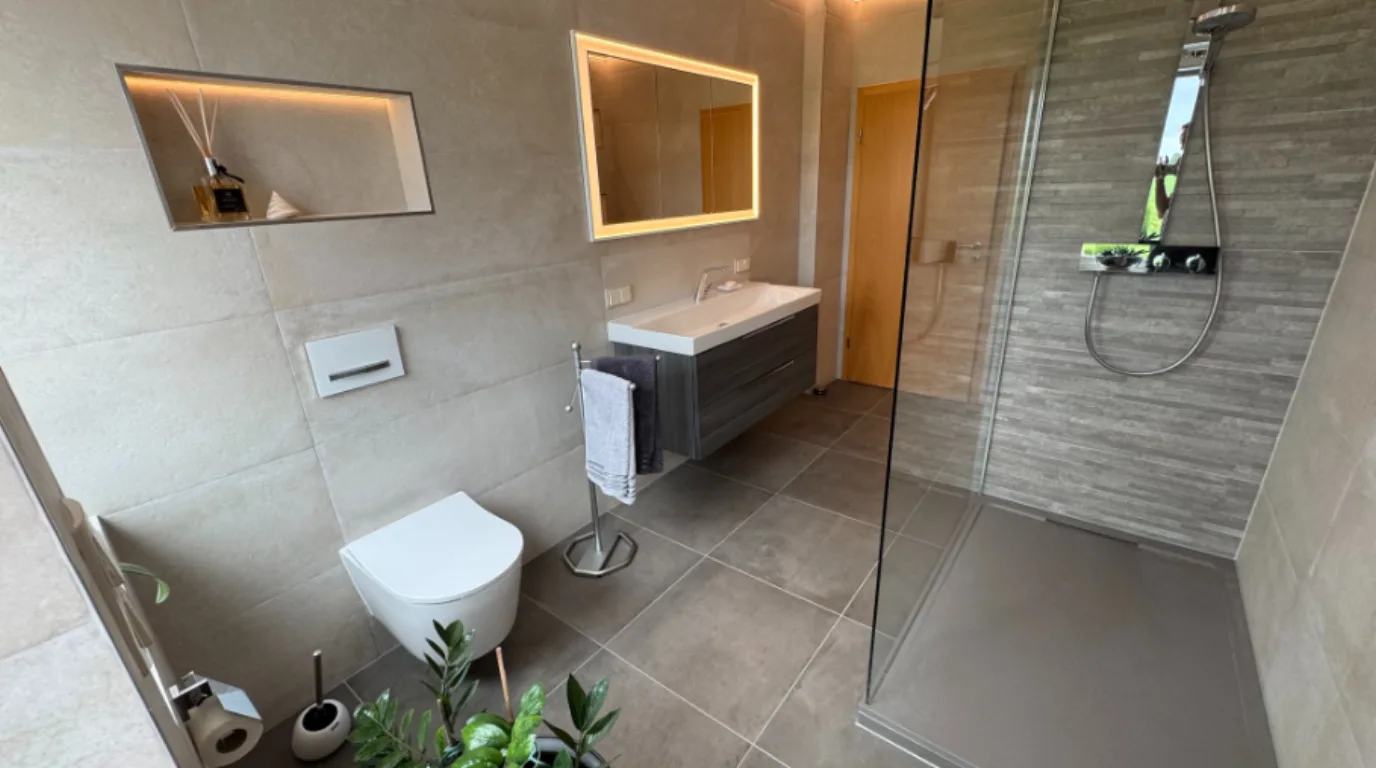 Modernes Badprojekt von Scheelen mit Lichtnischen und Dusche