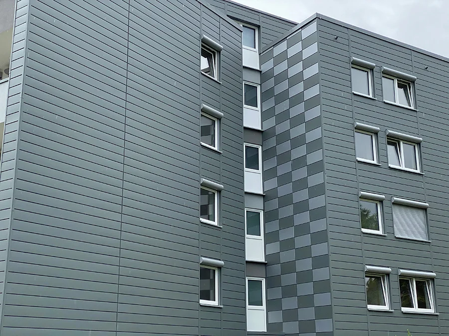 Moderne Metalldacheindeckung auf Gewerbebau